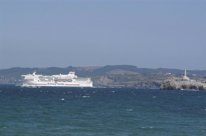 Ferry En El Puerto De Santander