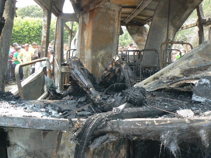 Bus quemado en Colombia donde murieron 31 niños