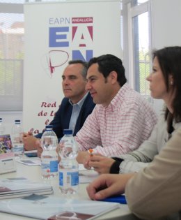 El presidente del PP-A, Juanma Moreno, en una reunión con EAPN