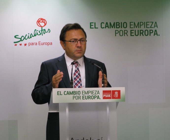 El secretario general del PSOE de Málaga, Miguel Ángel Heredia