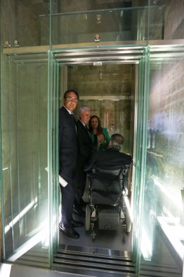 Visita al ascensor instalado en el Palacio de Carlos V