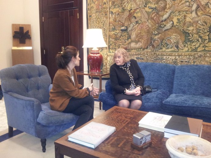 Reunión de Servini con la presidenta del Parlamento vasco