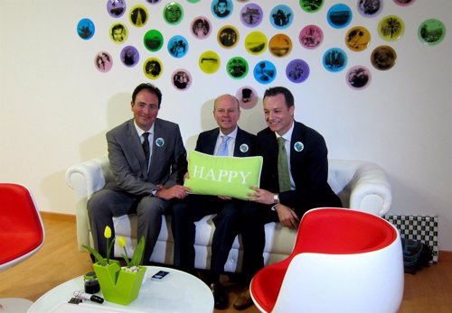 Buch (centro) con el presidente de Vygon (i) y el director gral. De Vygon España