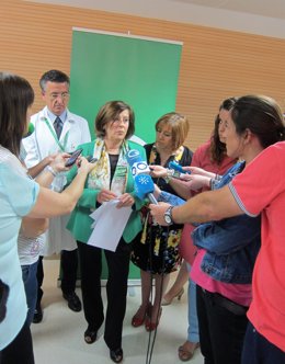 María José Sánchez Rubio atiende a los periodistas.