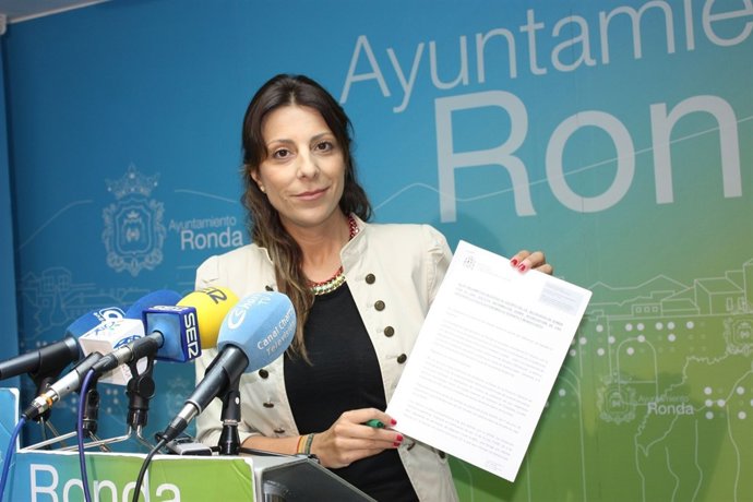 La alcaldesa de Ronda, María Paz Fernández, muestra documento ela serrato montec