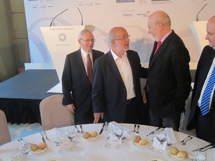 M.Valls (Cámara De Comercio), J.M.Terricabras (ERC) Y El Periodista M.Carol.
