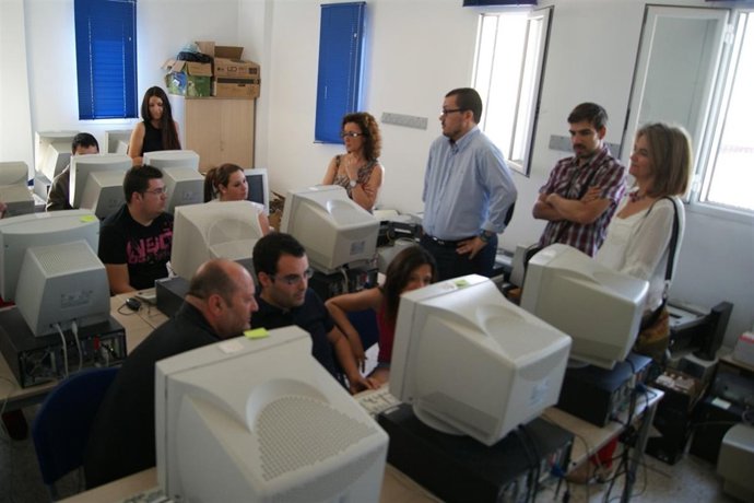 Isabel Baena con usuarios del Centro Estrella Azahara en Las Palmeras