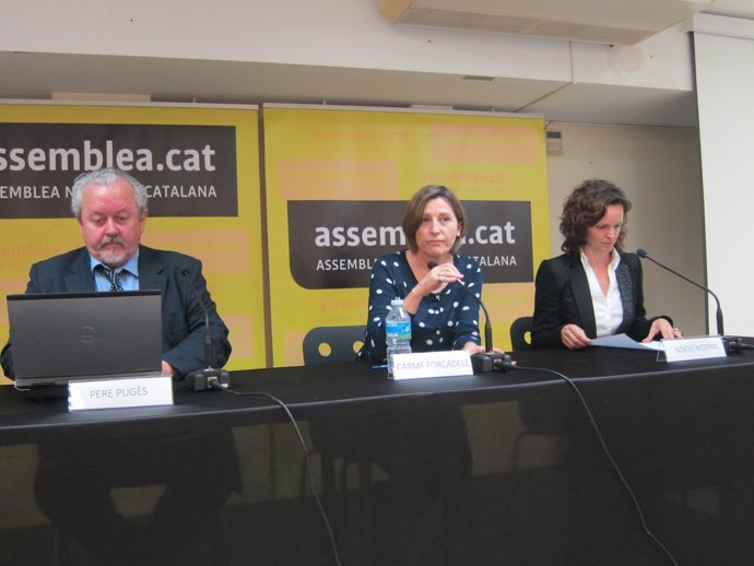 Carme Forcadell, Pere Pugés y Noemí Morral de la ANC
