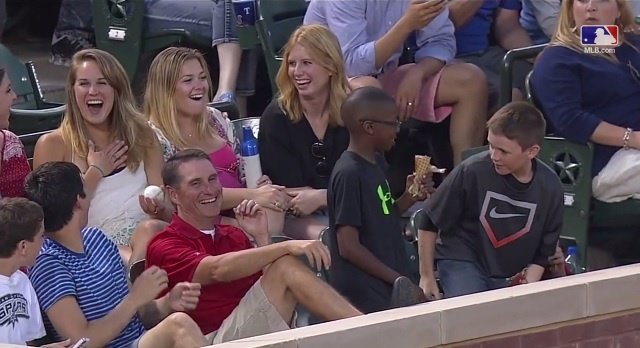 Entre los hombres de la grada hay un caballero