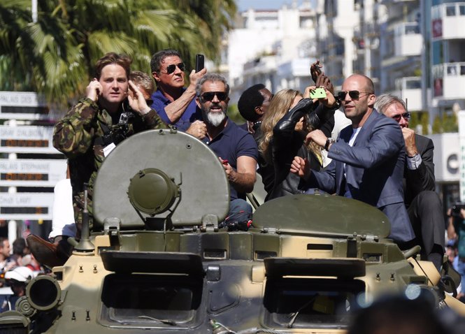 Parte del reparto de 'The Expendables 3' recorrieron Cannes en tanque