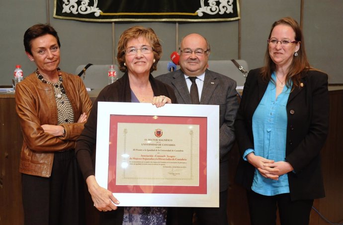 Entrega del premio a la presidenta de la asociación Consuelo Berges