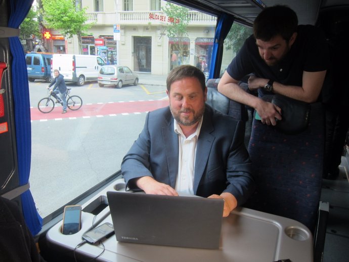 El presidente de ERC, Oriol Junqueras, en el autobús de campaña