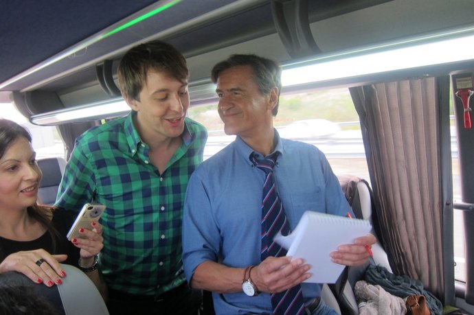 Javi López (PSC) y Juan Fernando López Aguilar (PSOE) en el autobús de campaña