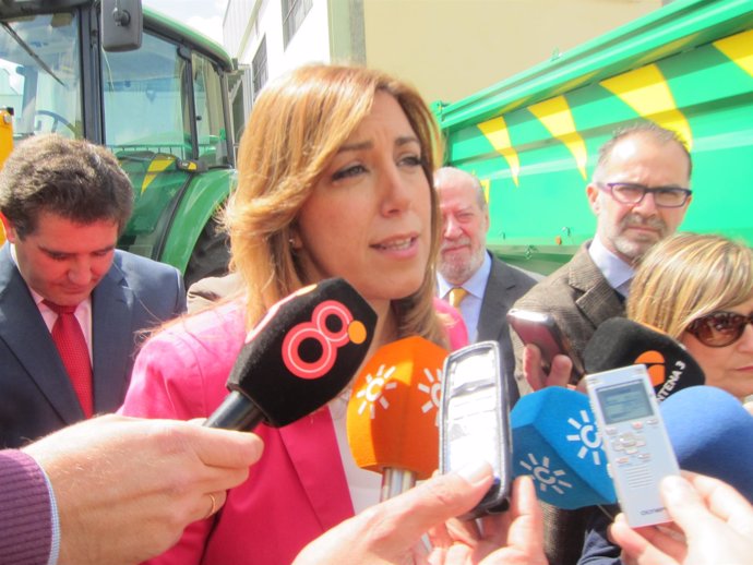 Susana Díaz, atendiendo a los periodistas en su visita a Estepa