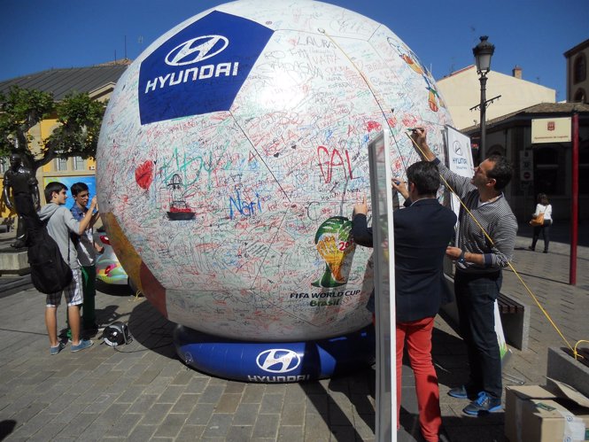 Firma del balón de los deseos del Mundial 2014