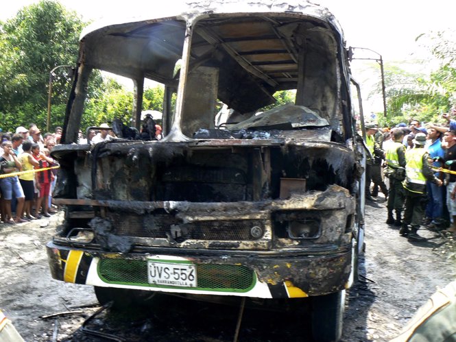 Autobús incendiado en Magdalena, Colombia, con 31 niños muertos