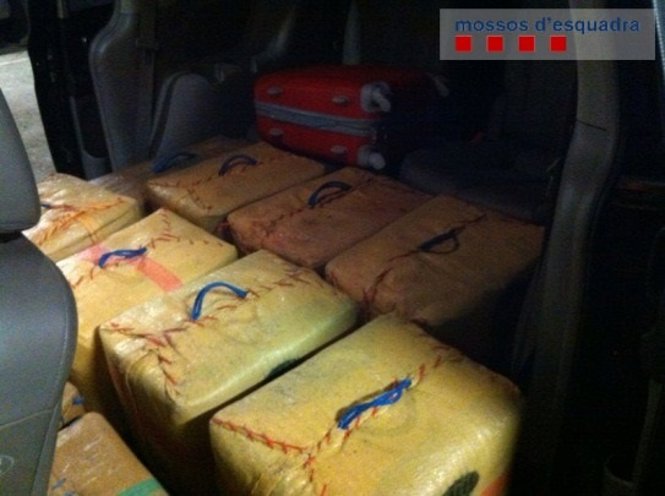 Fardos con hachís hallados en un coche en Terrassa