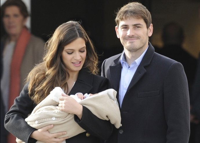 IKER CASILLAS Y SARA CARBONERO PRESENTAN A S