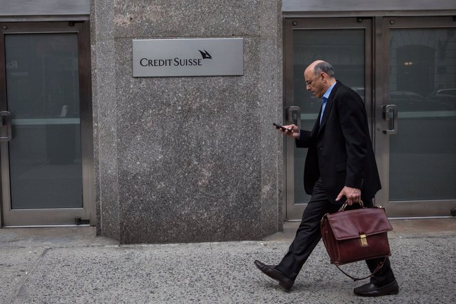Un hombre camina junto a Credit Suisse en Nueva York
