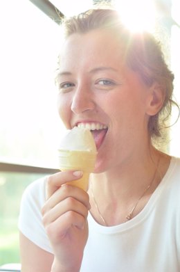 Chica comiendo un helado