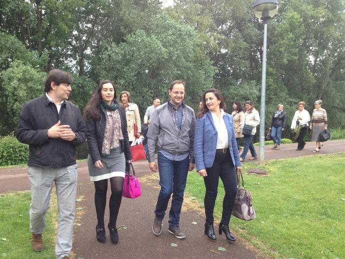 Cargos del PSOE acompañan a la candidata Concha Andreu por el Parque del Ebro
