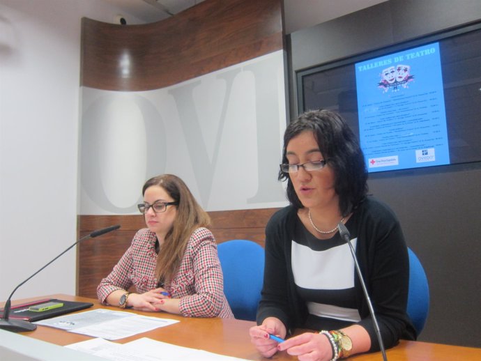 Covadonga Díaz (derechaz) y y Sandra González, en la rueda de prensa. 