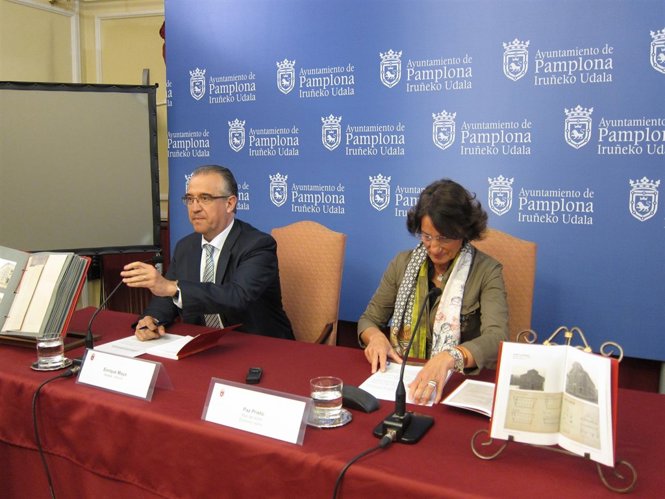 El alcalde de Pampona, Enrique Maya, y la concejal Paz Prieto.