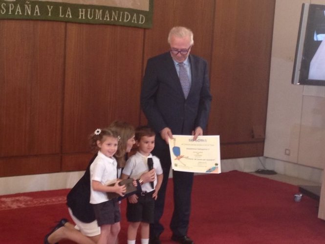 José Sánchez Maldonado con niños premiados en el concurso 'Andalucía en un mapa'