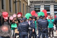 Cañete, objeto de críticas en su visita a Asturias por parte de la Plataforma Antidesahucios