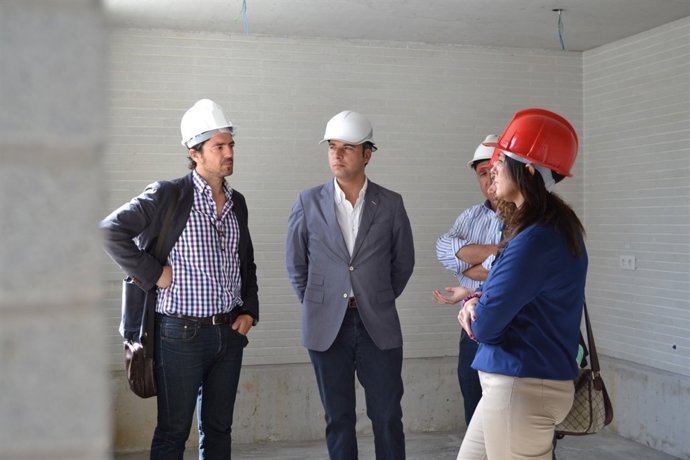 Lorite (centro), durante la visita a las obras de la ludoteca
