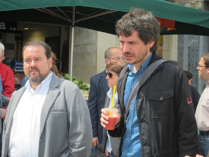 El candidato de ICV-EUiA E.Urtasun junto a J.Mena