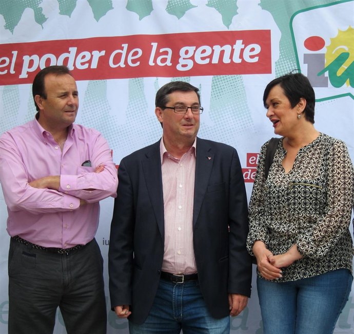 José Luis Centella, en el centro, antes de atender a los periodistas.
