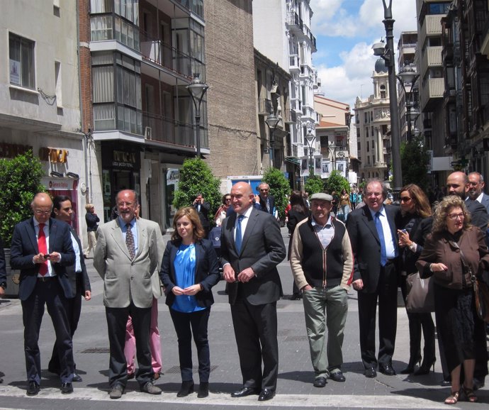 Soraya Rodríguez junto a dirigentes del PP regional y local en la calle Santiago