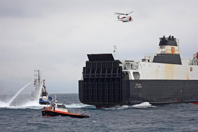 Simulacro de incendio en un barco en el Puerto de Barcelona