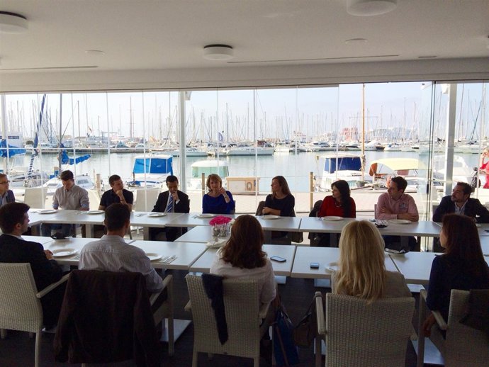 Rosa Estarás con los emprendedores en campaña