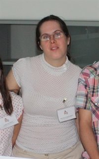 Una joven con Síndrome de Down, en una mesa electoral