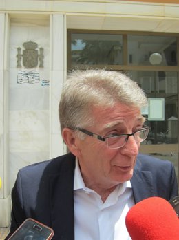 Francisco González Cabaña (PSOE) a la salida de los juzgados