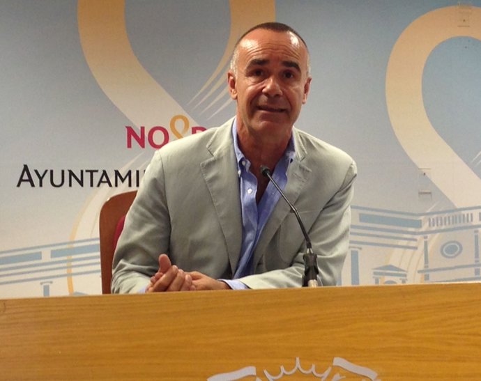 El socialista Antonio Muñoz durante la rueda de prensa