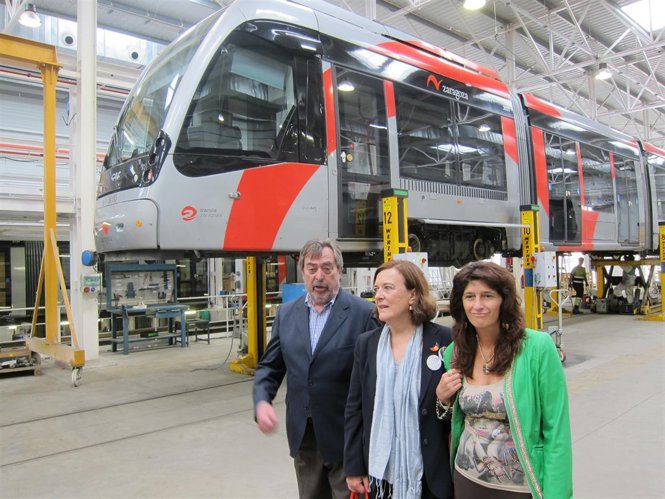 El alcalde Belloch, la eurodiputada Ayala y Carmen Dueso en cocheras del tranvía