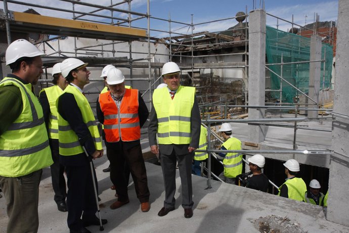 Diego visita las obras de rehabilitación del Ayuntamiento de Ampuero
