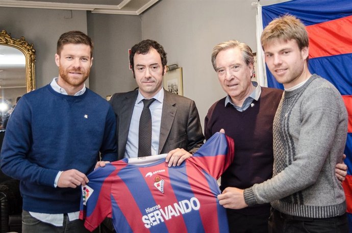 Xabi Alonso, Illarramendi y Aranzabal apoyando al Eibar