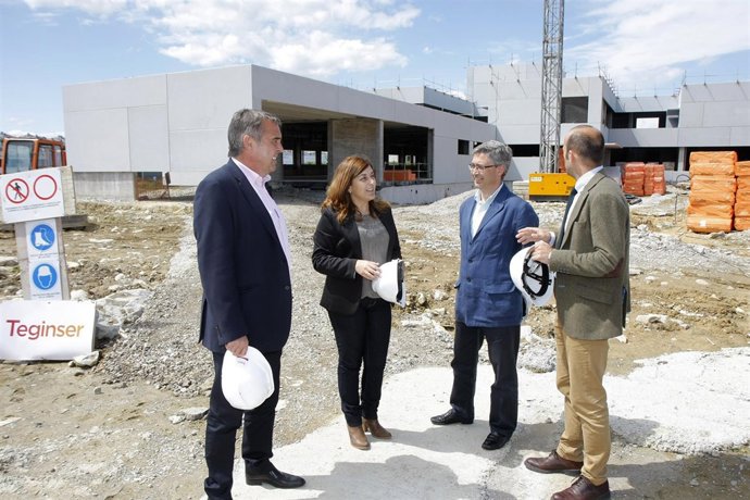 La consejera de Sanidad visita las obras del futuro centro de salud Bezana