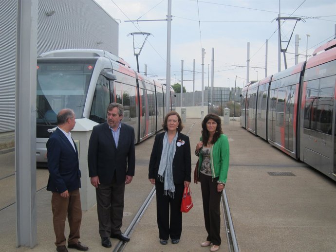 Gimeno, Belloch, Inés Ayala y Carmen Dueso en las cocheras del tranvía