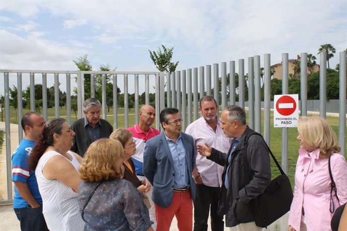 Reunión junto al parque Guadaíra.