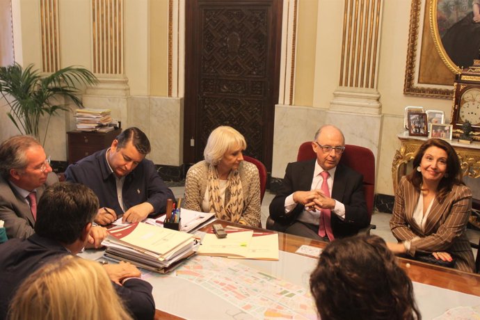 El ministro Cristóbal Montoro durante su visita al Ayuntamiento de Cádiz