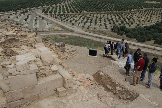 Visita de diversas autoridades locales y provinciales al yacimiento de Cástulo.