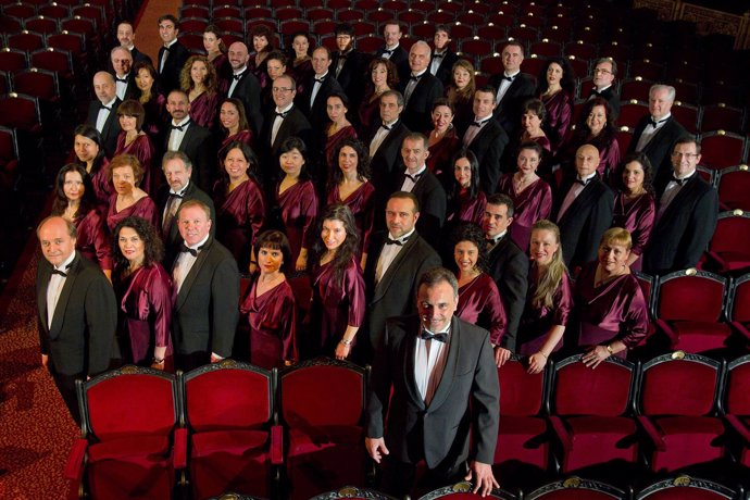 Foto de familia del coro y la orquesta del Gran Teatre del Liceu