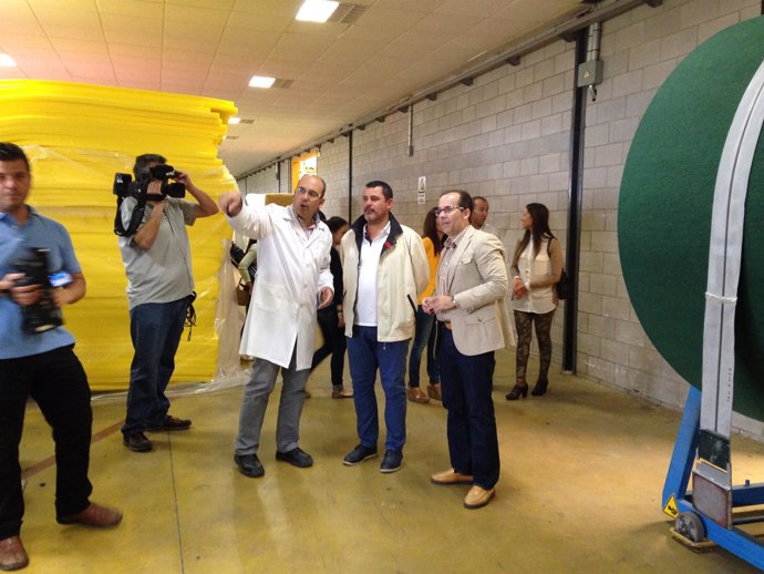 Jesús Ferrera visita ls empresa Surplastik en Hinojos. 