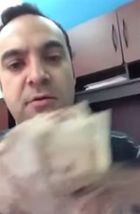 Funcionario de Sonora se abanica con billetes en un vídeo casero