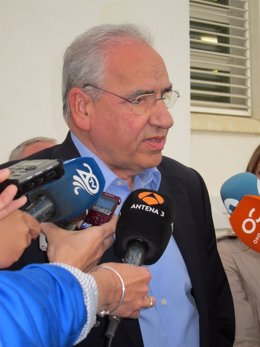 Alfonso Guerra en declaraciones a los medios en Cádiz